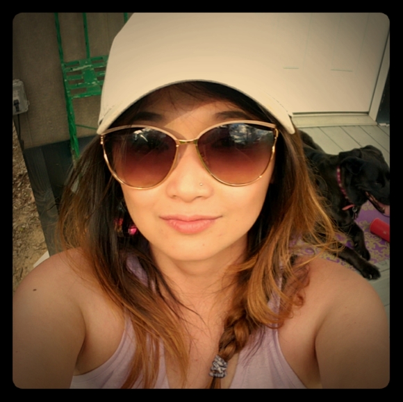 Meet your Posher, Mona - Picture 1 of 2